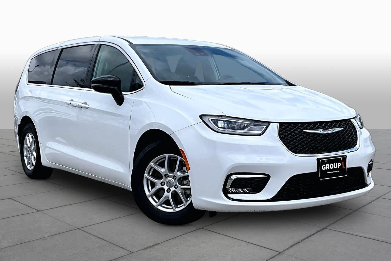 Used 2024 Chrysler Pacifica Touring-L FWD image 3