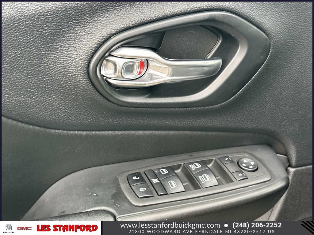 Used 2021 Jeep Cherokee Trailhawk AWD/4WD image 17