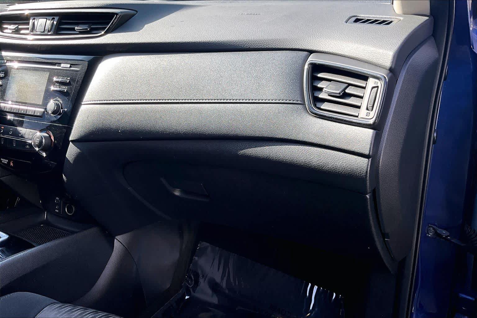 Used 2017 Nissan Rogue S AWD/4WD image 19