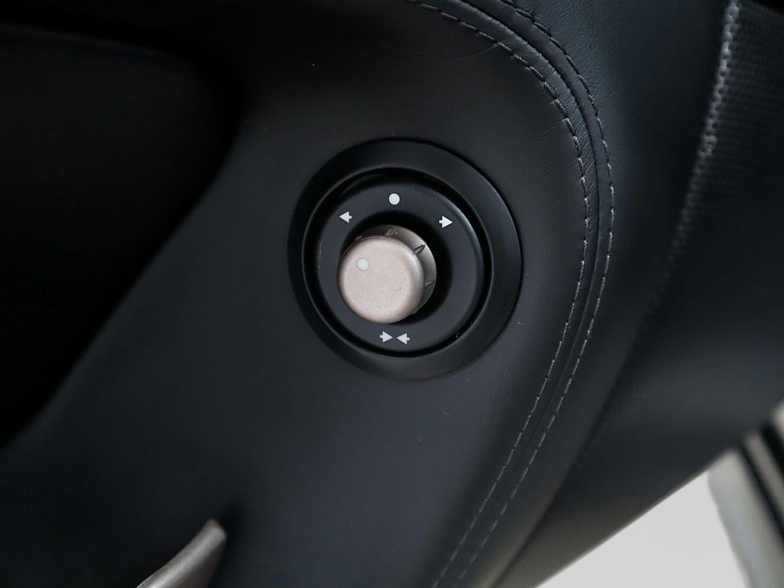 Used 2011 Ferrari California RWD image 18