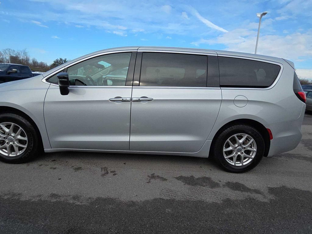 Used 2024 Chrysler Pacifica Touring-L FWD image 8