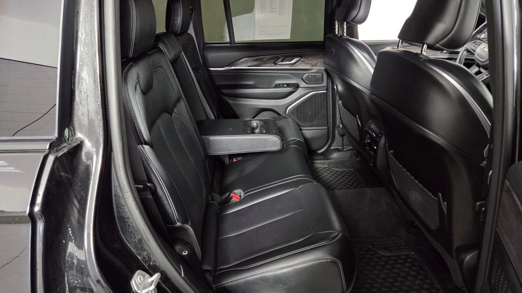 Used 2022 Jeep Grand Cherokee Overland w/ Luxury Tech Group IV image 35