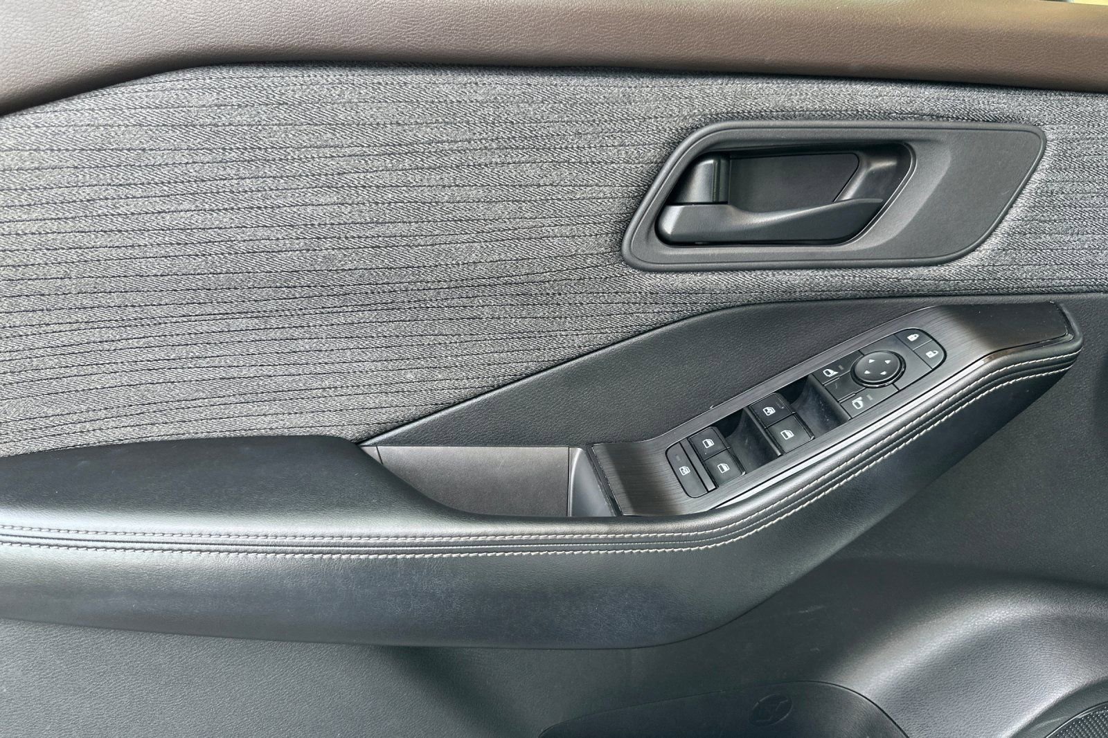 Used 2021 Nissan Rogue S image 11