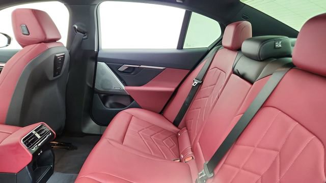 Used 2025 BMW i5 xDrive40 image 29