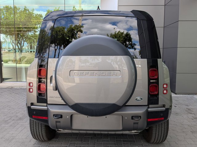 Used 2023 Land Rover Defender 90 X-Dynamic SE image 6