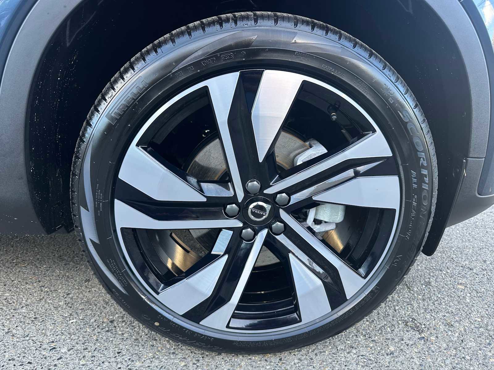 New 2026 Volvo XC40 B5 Ultra w/ Protection Package Premier image 9