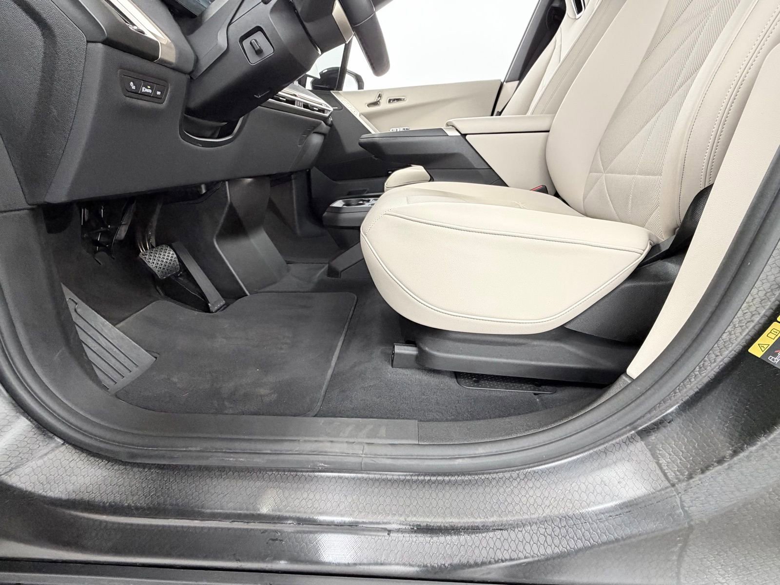 Used 2023 BMW iX xDrive50 w/ Premium Package AWD/4WD image 30