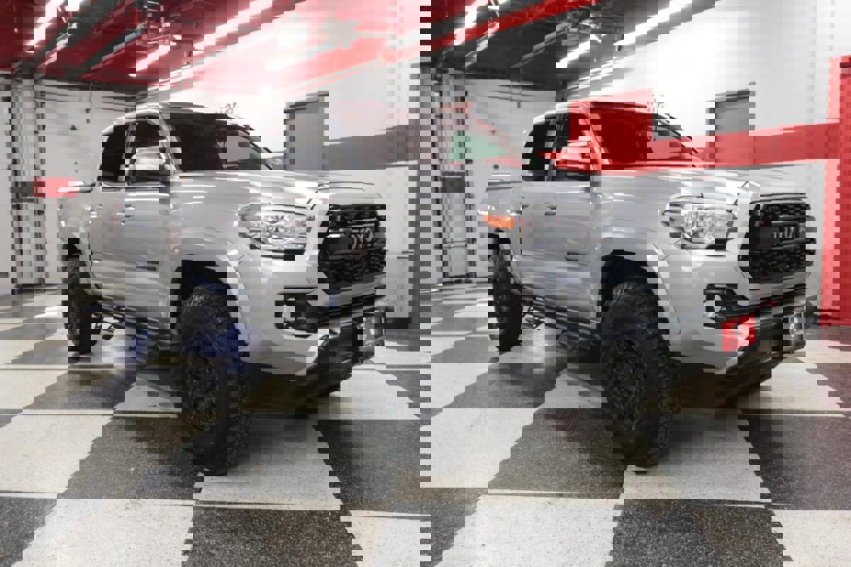 Used 2018 Toyota Tacoma SR5 image 2