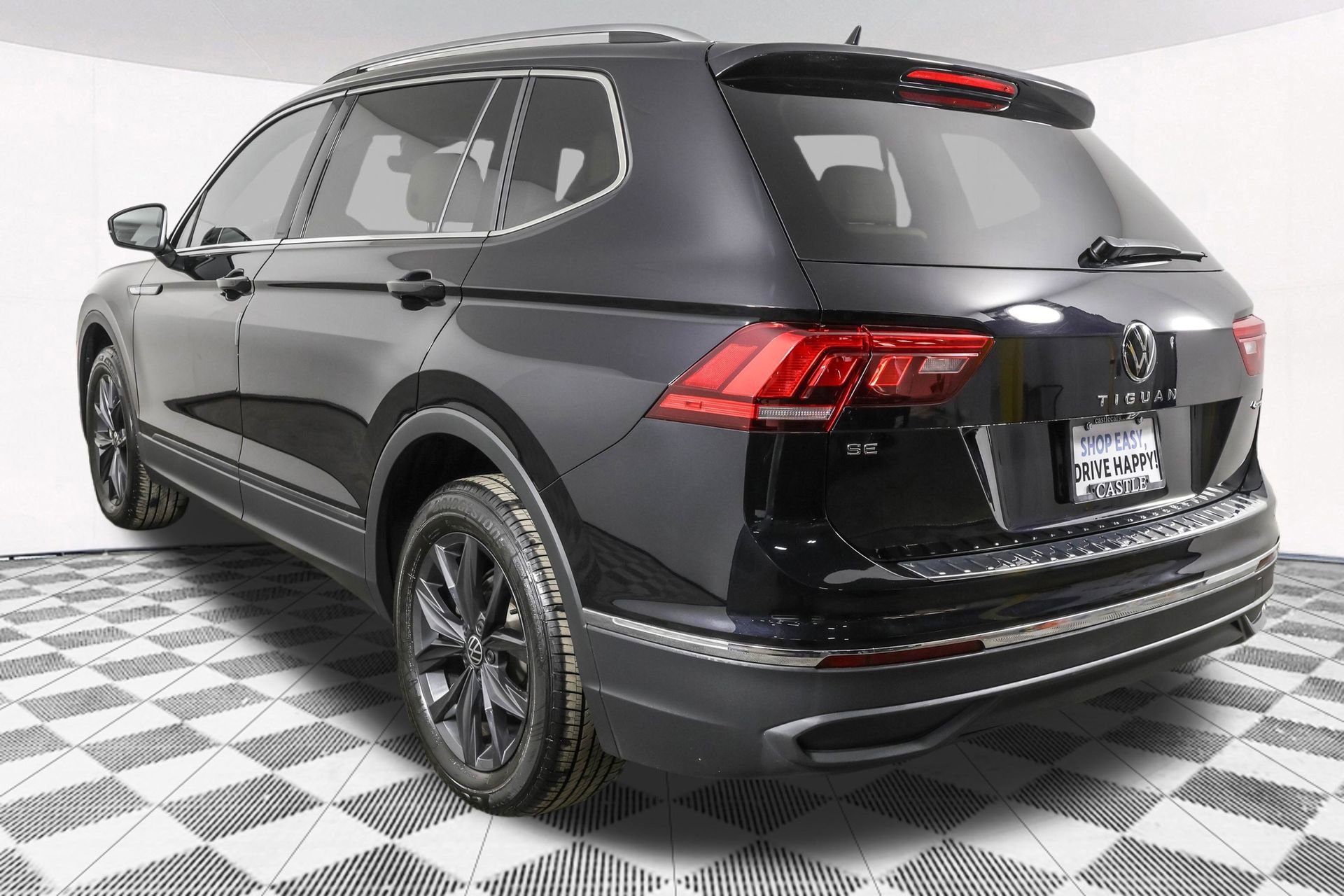 Used 2024 Volkswagen Tiguan SE image 16