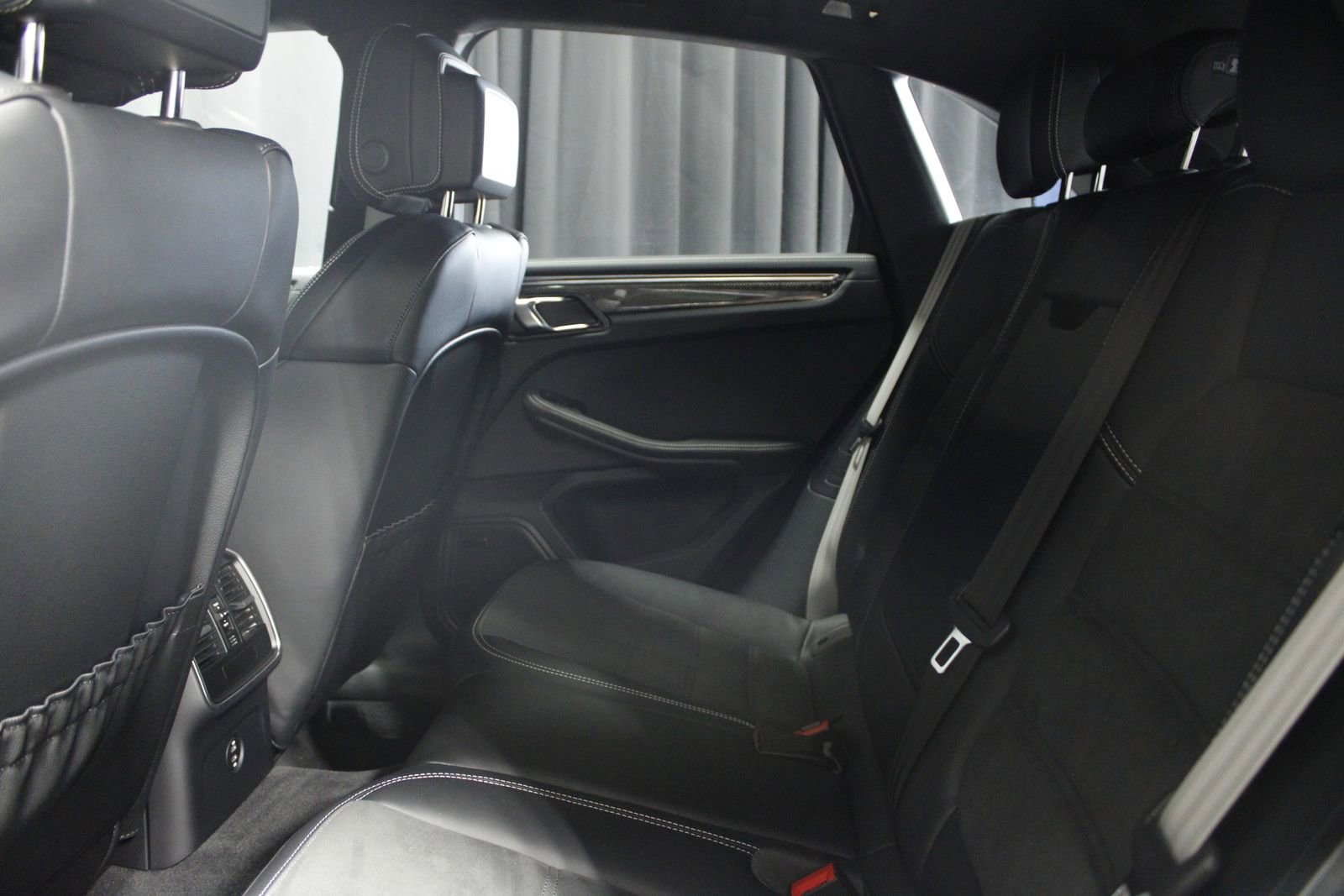 Certified 2025 Porsche Macan GTS image 5