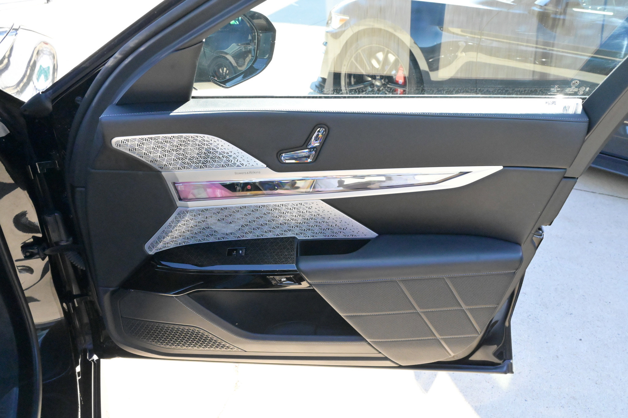 Used 2023 BMW 760i xDrive w/ Executive Package image 60