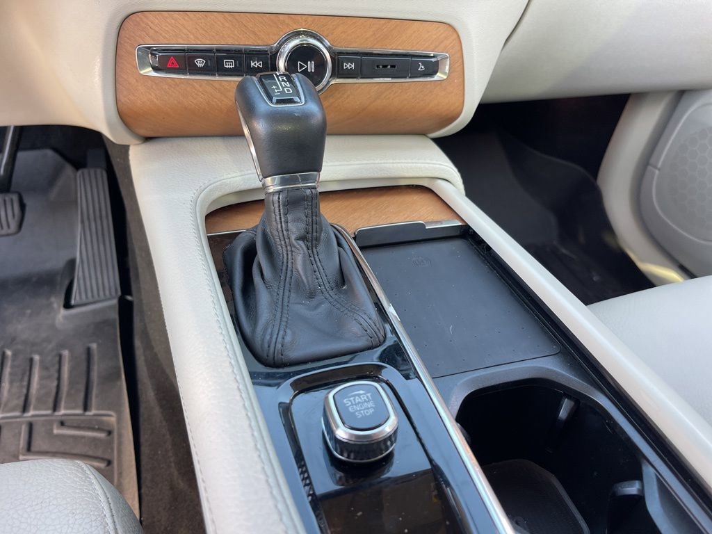 Used 2022 Volvo XC90 T6 Momentum w/ Advanced Package image 16