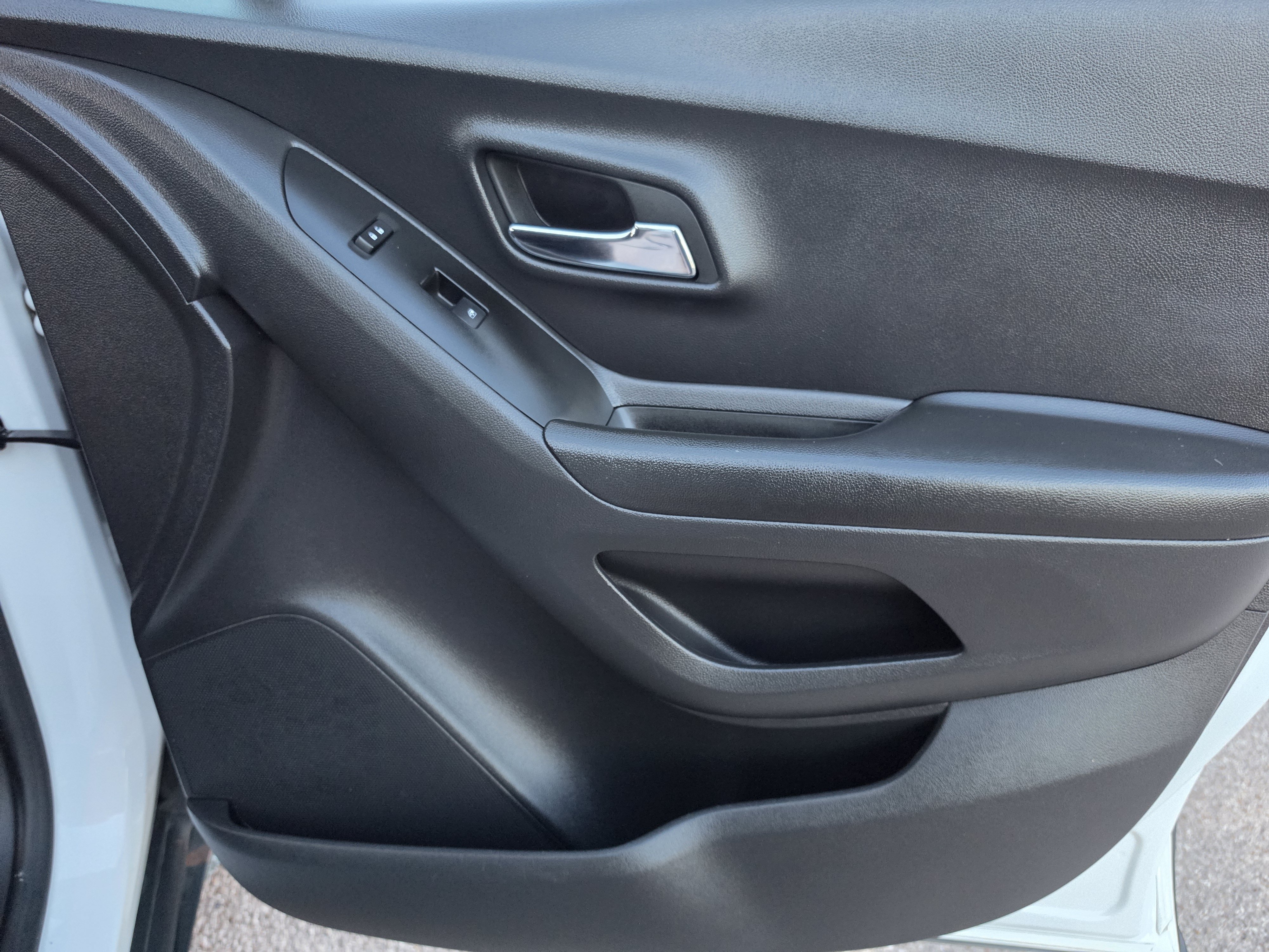 Used 2022 Chevrolet Trax LS w/ Tint and Cruise Package FWD image 12