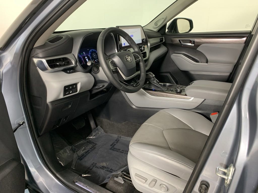 Used 2023 Toyota Highlander Platinum AWD/4WD image 34