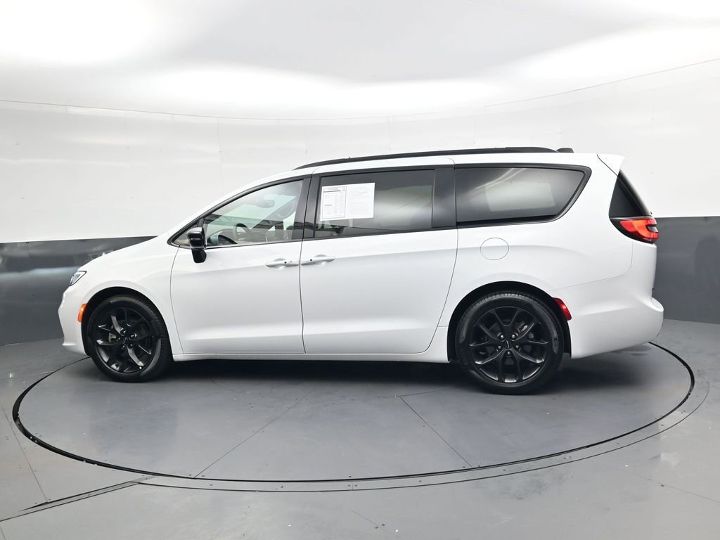 Used 2025 Chrysler Pacifica Limited image 7