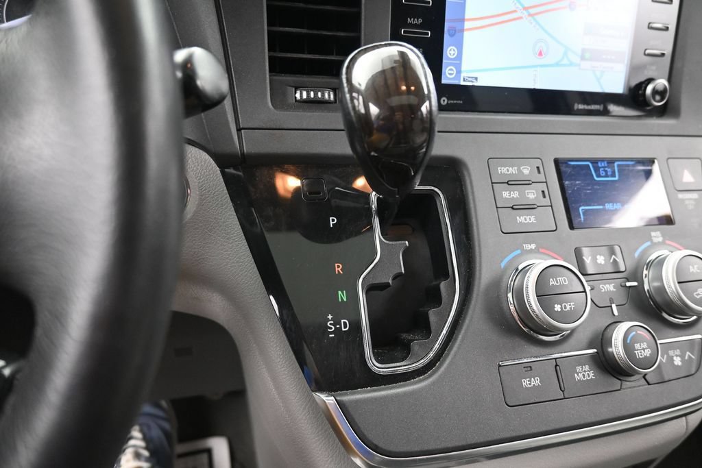 Used 2018 Toyota Sienna XLE w/ XLE Navigation Package FWD image 25