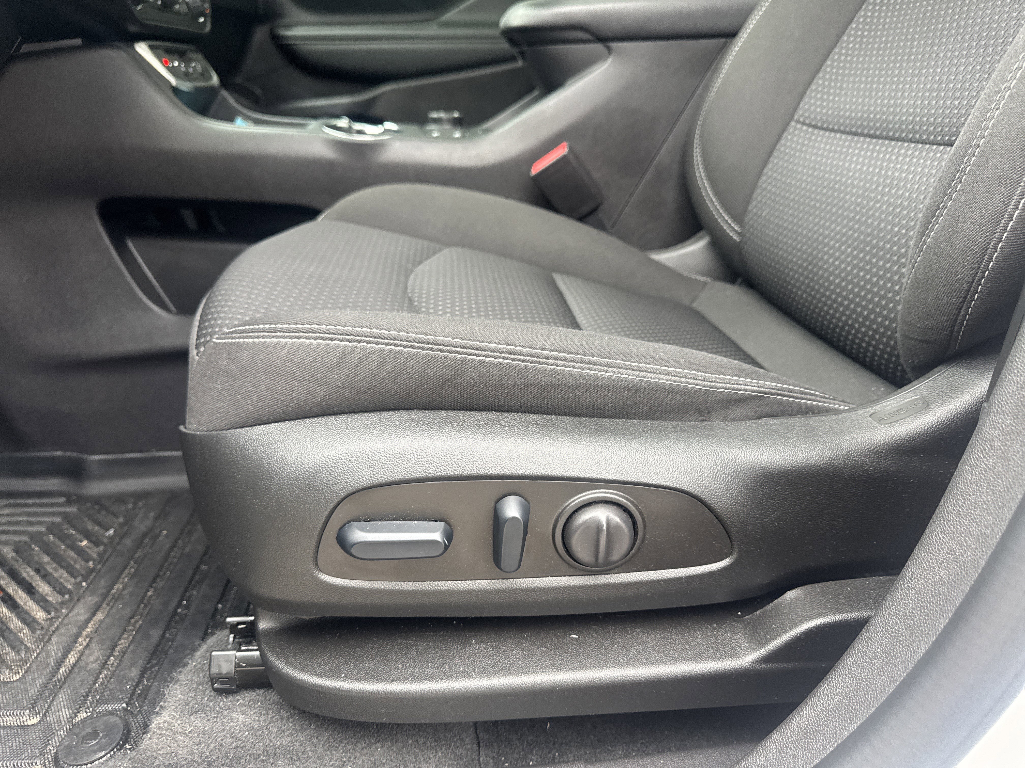 Used 2024 GMC Terrain SLE w/ Driver Convenience Package FWD image 6