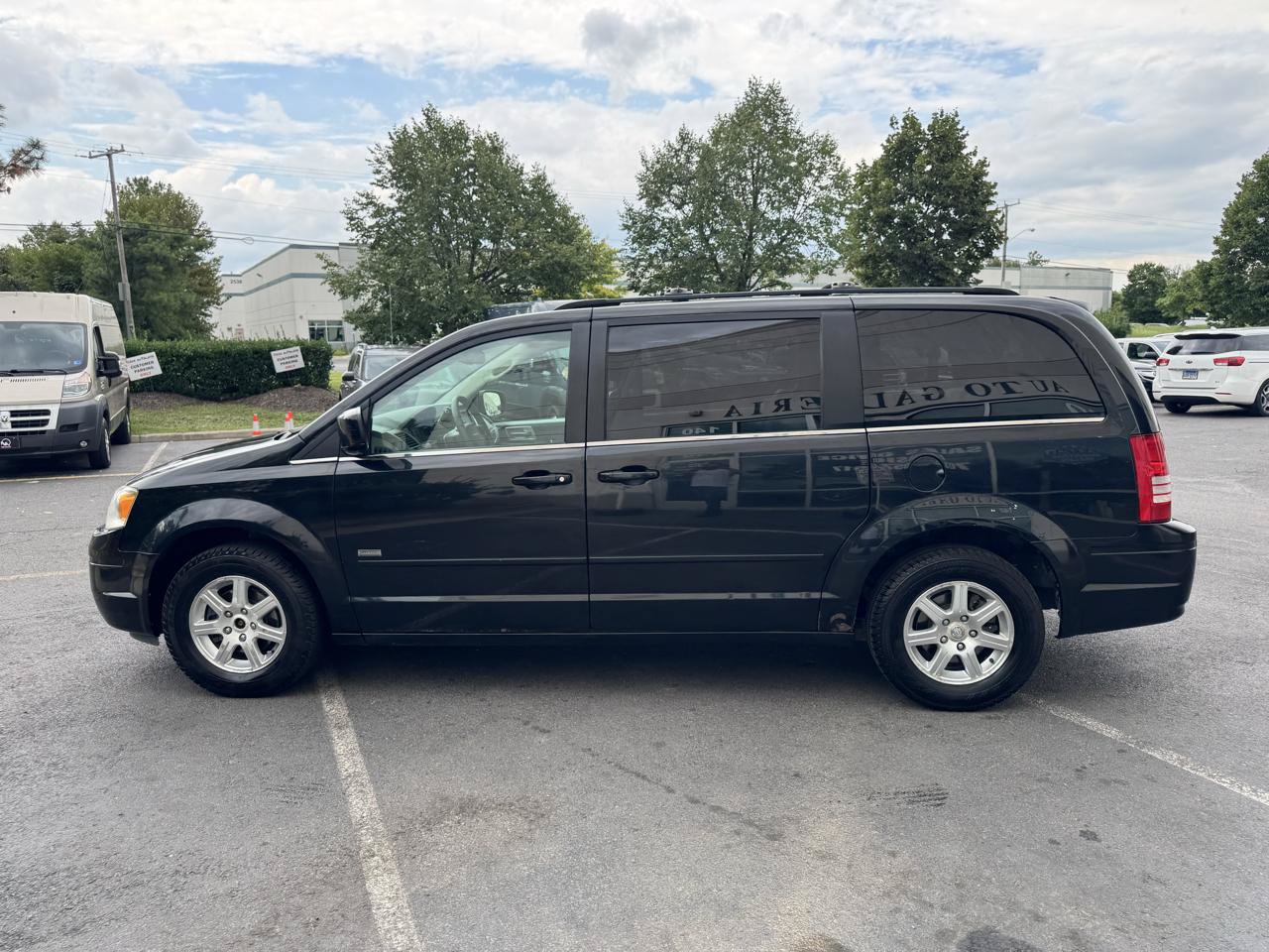 Used 2008 Chrysler Town & Country Touring FWD image 7