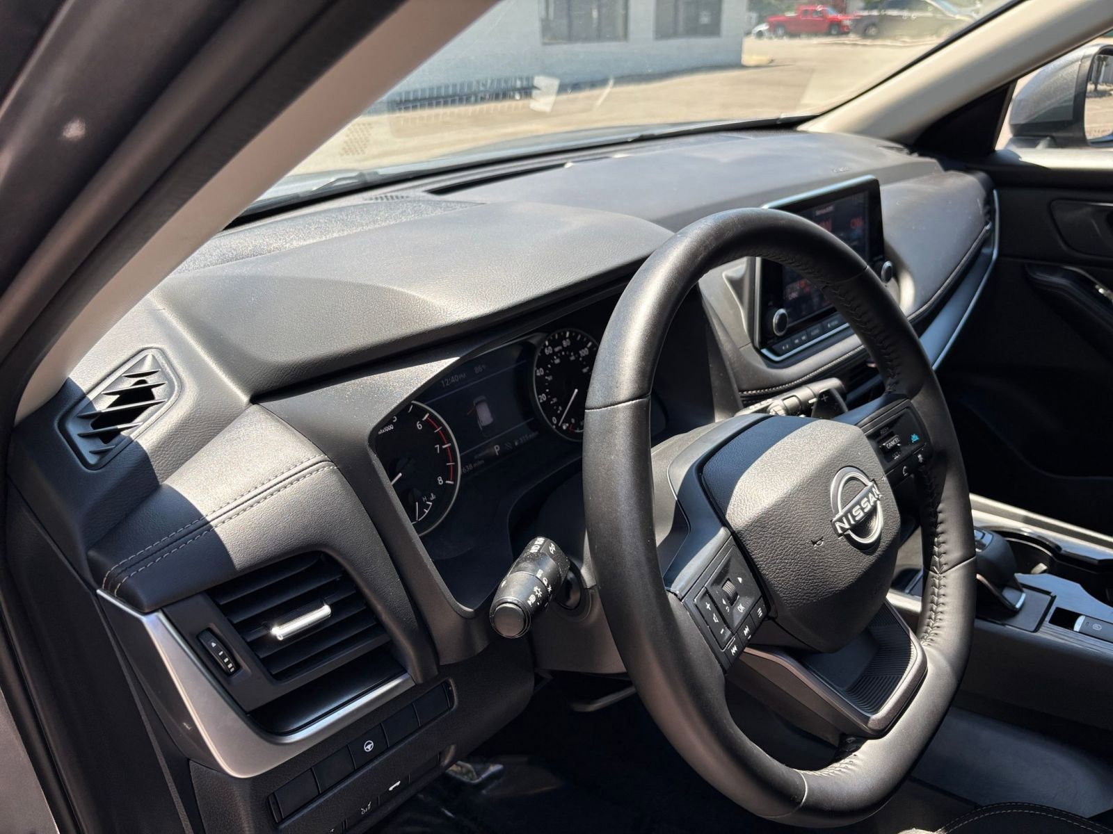 Used 2025 Nissan Rogue SV FWD image 37