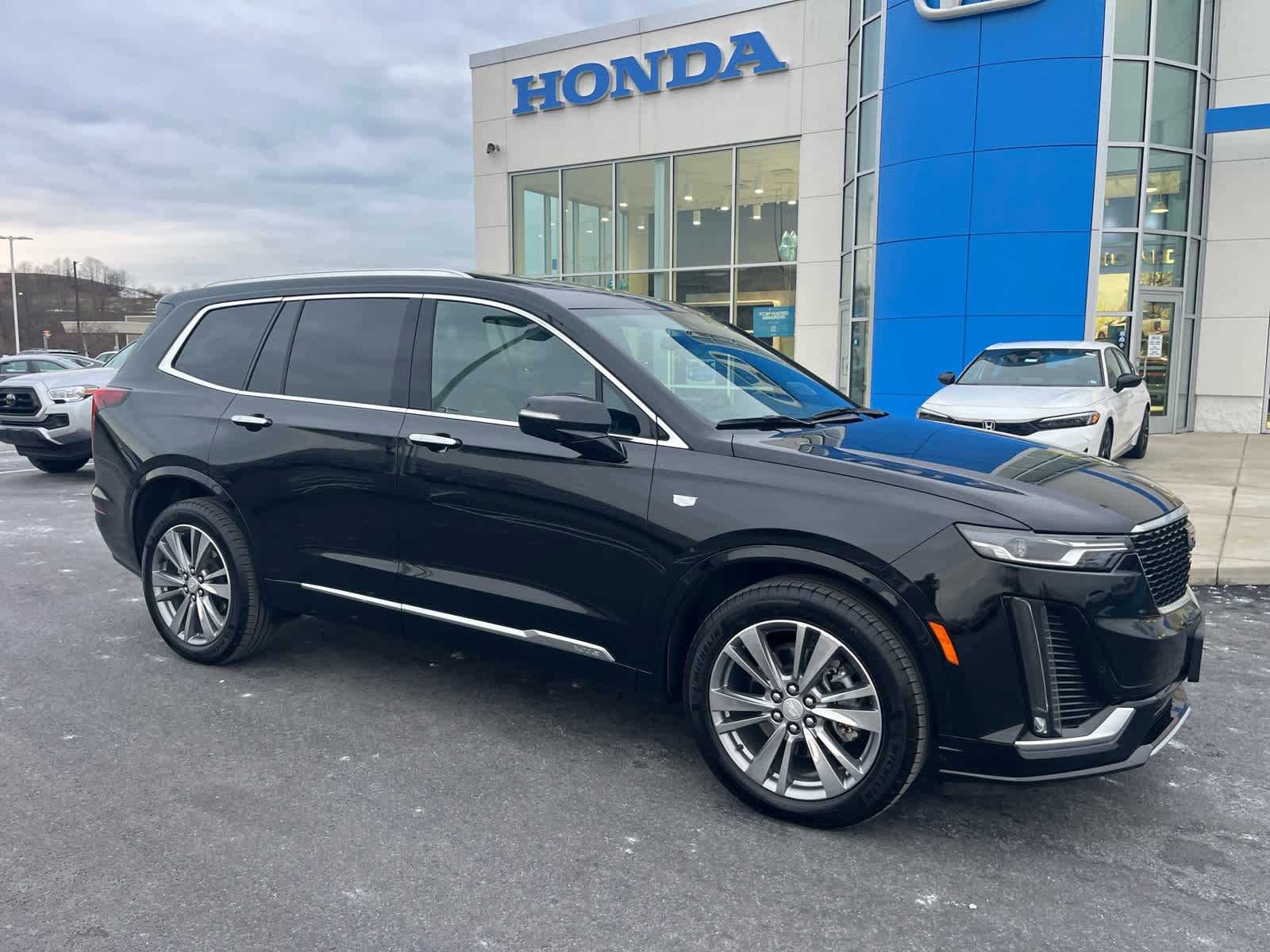 Used 2025 Cadillac XT6 Premium Luxury image 2