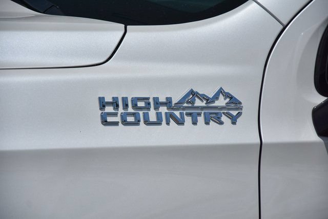 Used 2024 Chevrolet Suburban High Country AWD/4WD image 6