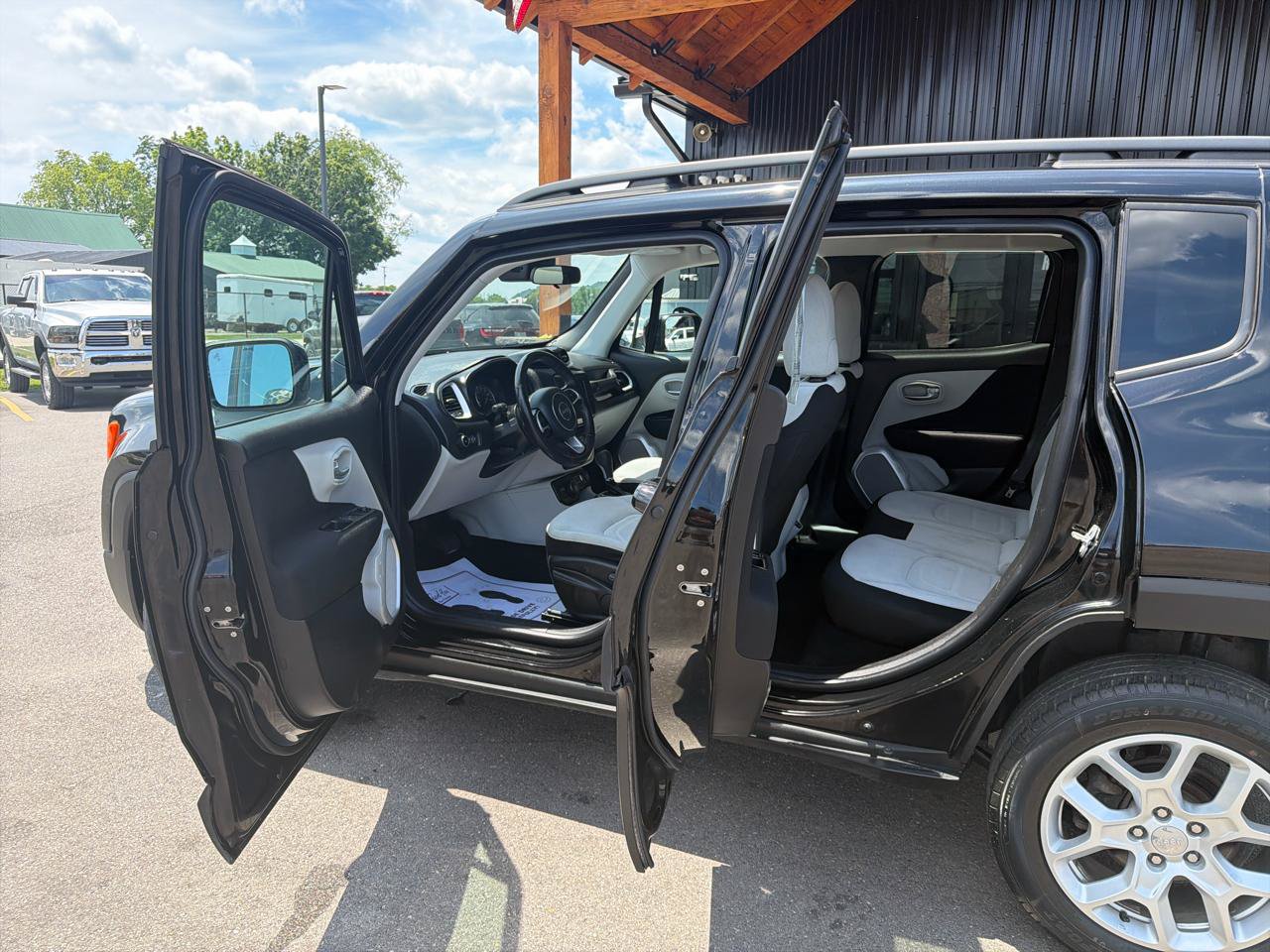 Used 2018 Jeep Renegade Latitude w/ Safety & Security Group AWD/4WD image 7