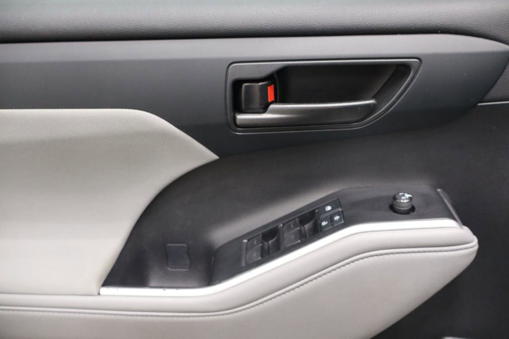 Used 2021 Toyota Highlander L image 17