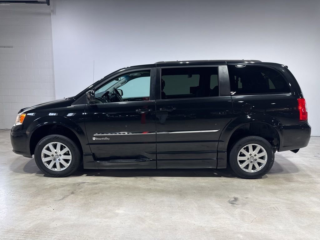 Used 2015 Chrysler Town & Country Touring image 4