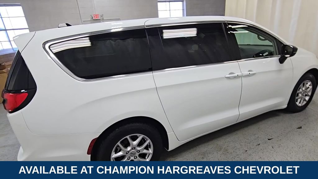 Used 2024 Chrysler Pacifica Touring-L FWD image 11