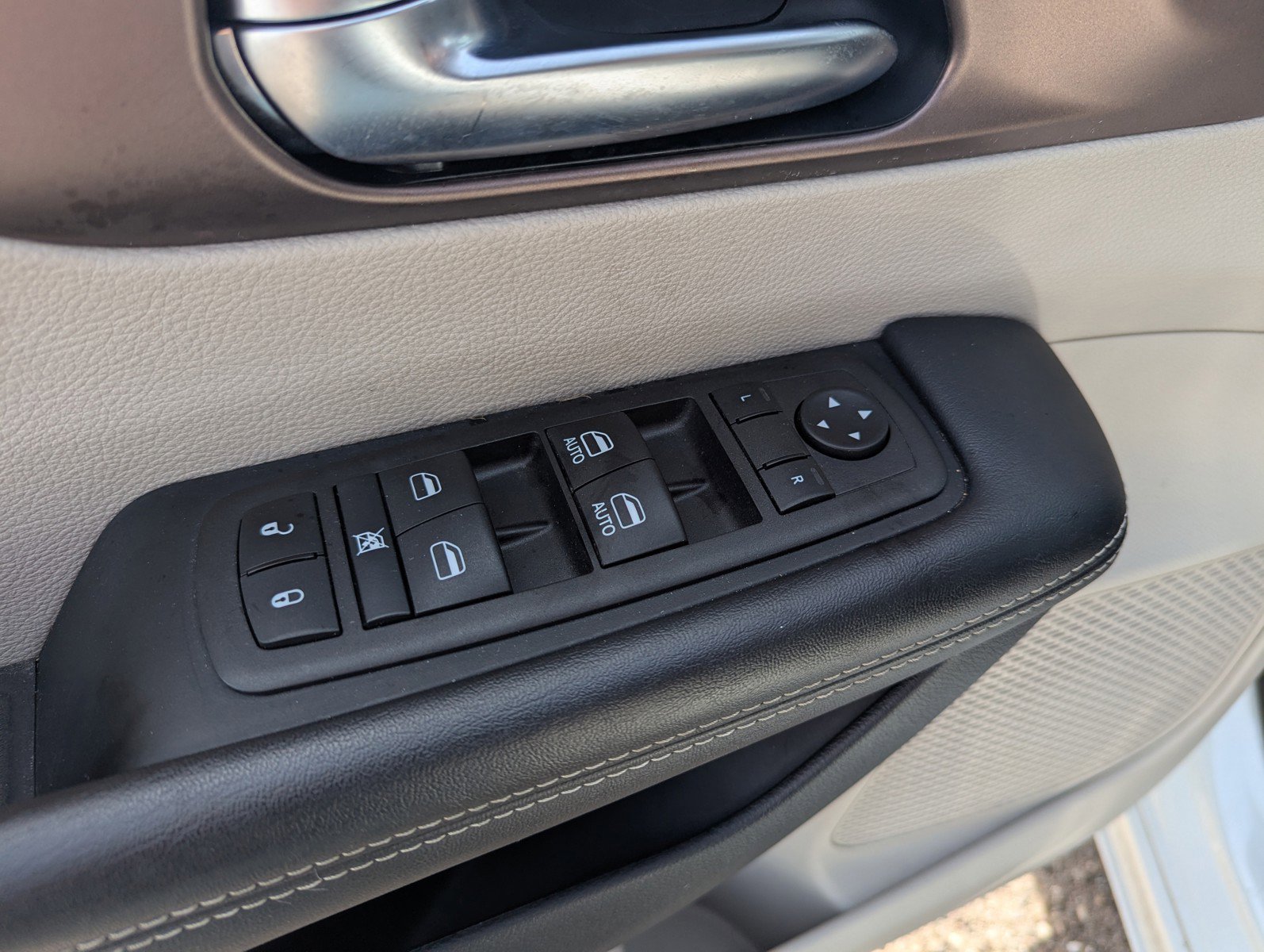 Used 2023 Chrysler Voyager LX image 13