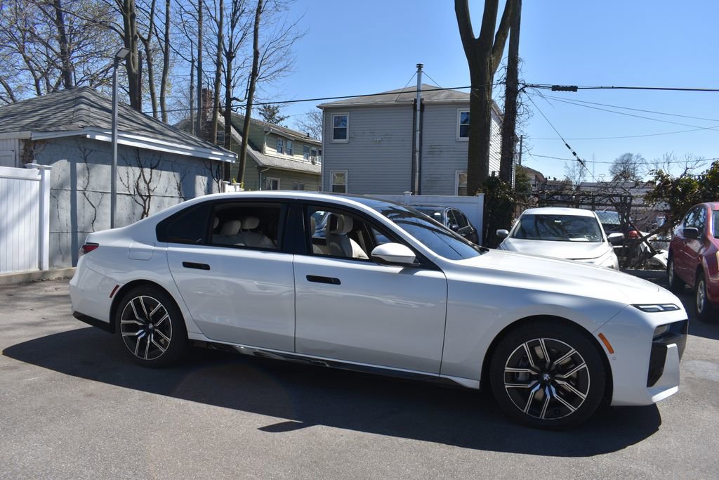 Used 2025 BMW 760i xDrive w/ Executive Package image 5