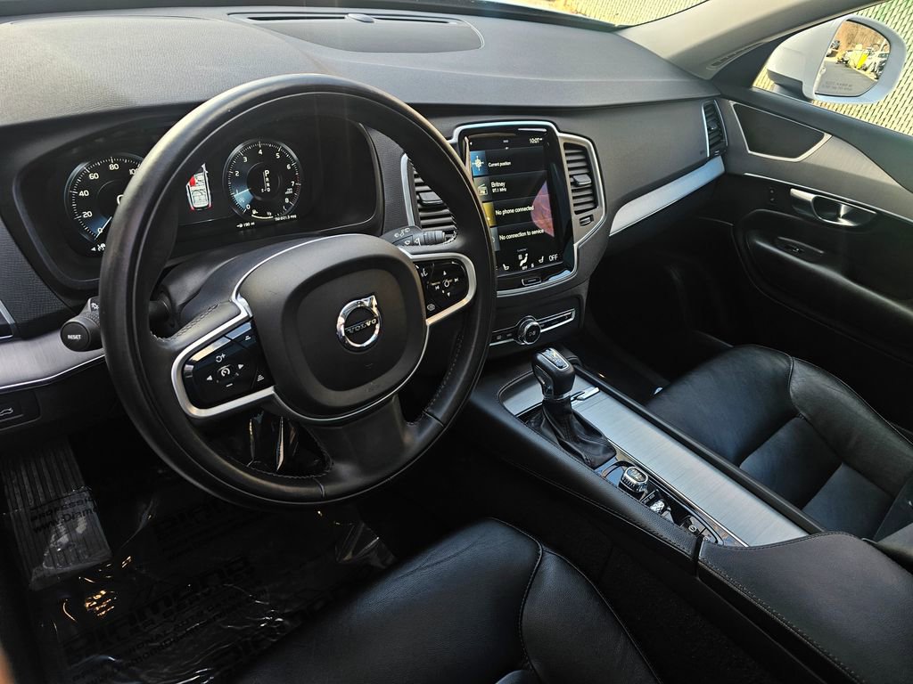 Used 2021 Volvo XC90 T5 Momentum w/ Climate Package image 9