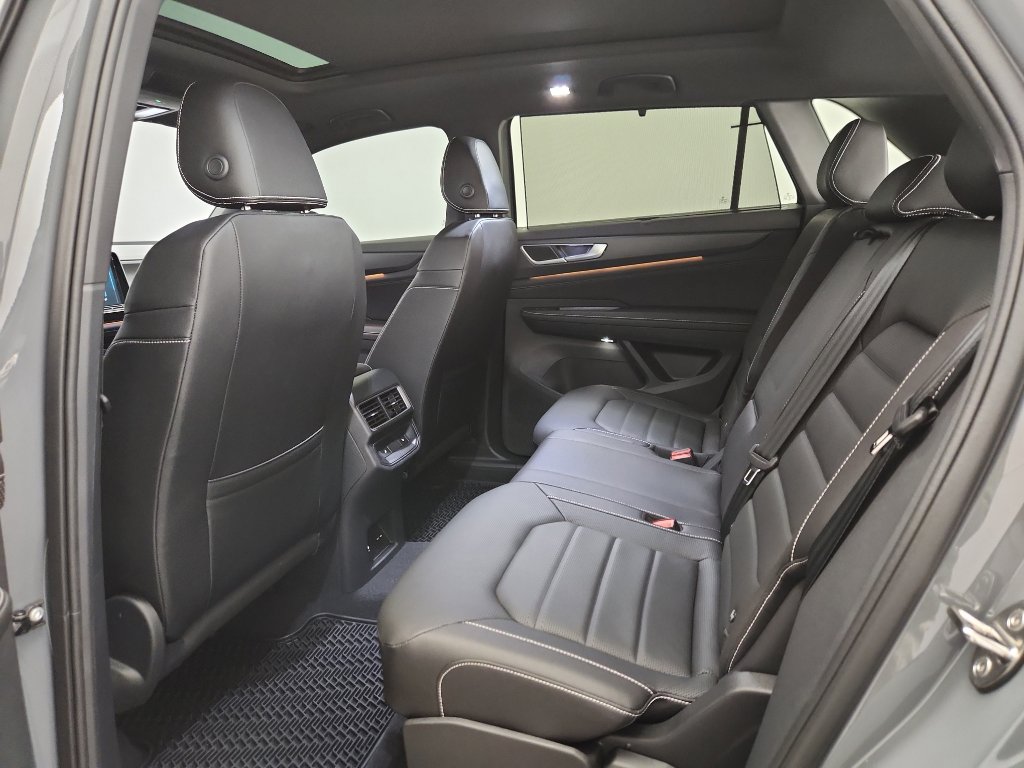 Certified 2025 Volkswagen Atlas Cross Sport SEL image 33