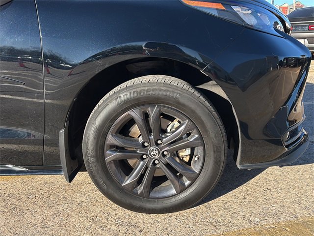 Used 2024 Toyota Sienna XLE Woodland Edition image 9