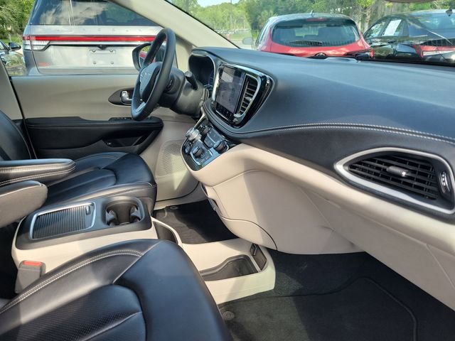 Used 2023 Chrysler Pacifica Touring-L FWD image 32