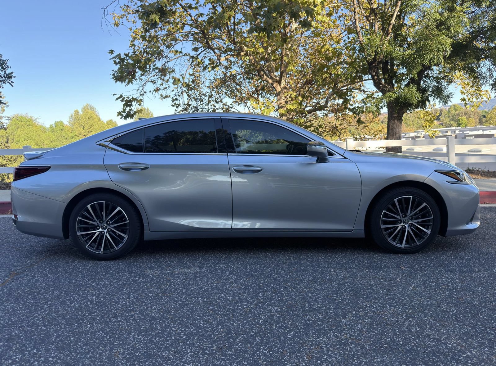 Used 2024 Lexus ES 300h w/ Premium Package FWD image 3