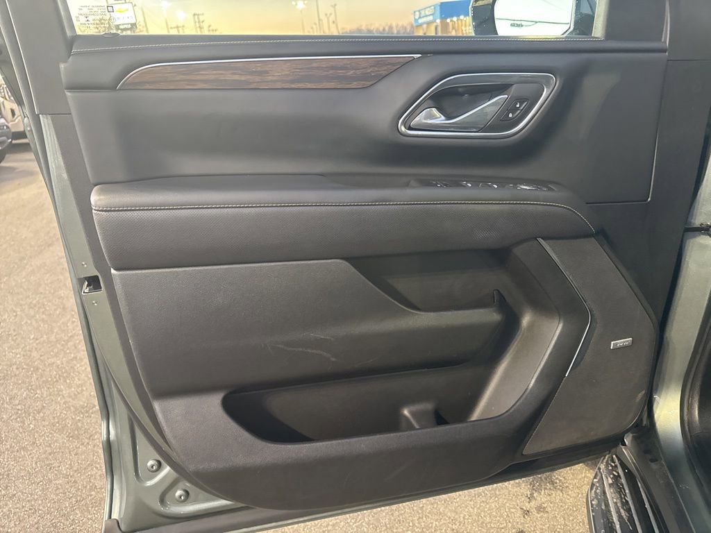 Used 2023 Chevrolet Suburban Premier image 9