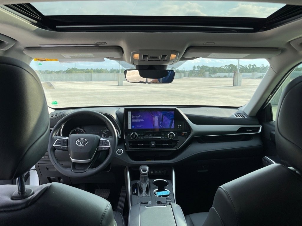 Used 2024 Toyota Highlander XLE image 19