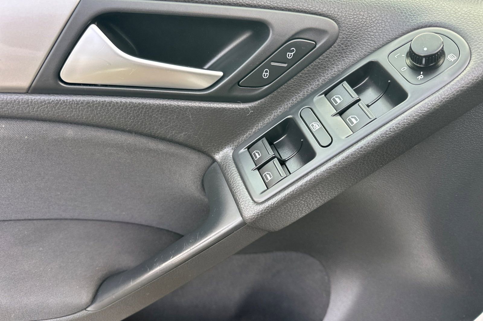 Used 2012 Volkswagen Golf 4-Door image 8