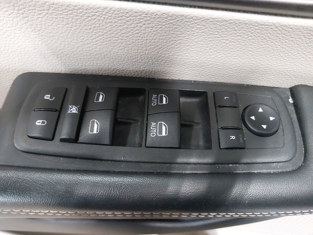 Used 2024 Chrysler Pacifica Touring-L FWD image 27