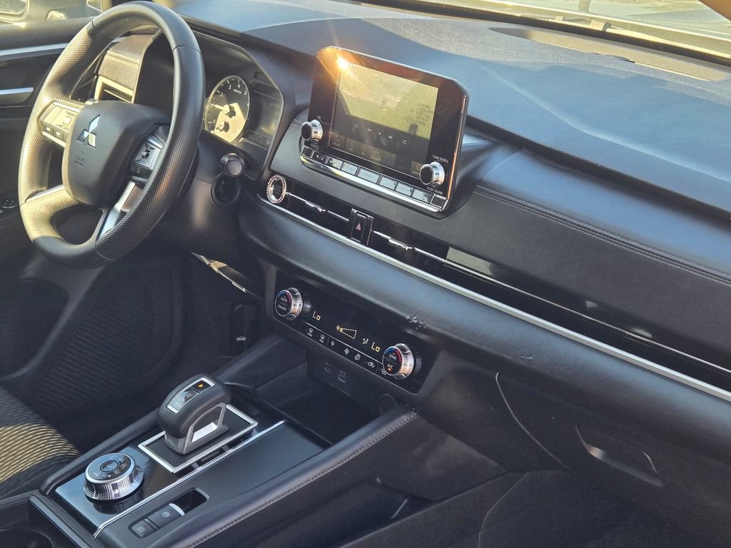 Used 2024 Mitsubishi Outlander ES AWD/4WD image 10