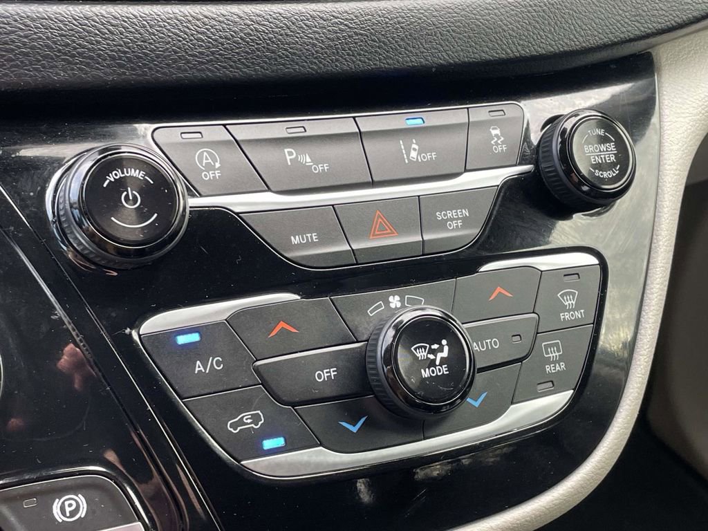 Certified 2021 Chrysler Pacifica Touring-L image 38