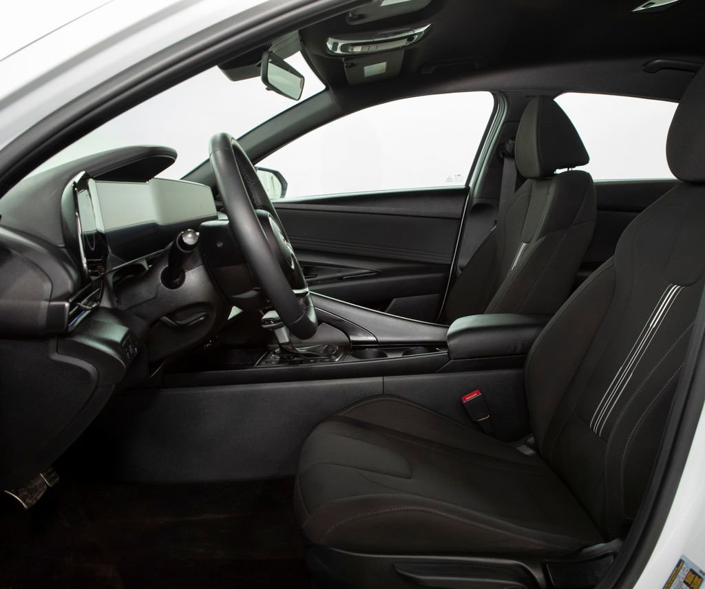 Used 2025 Hyundai Elantra SEL image 6