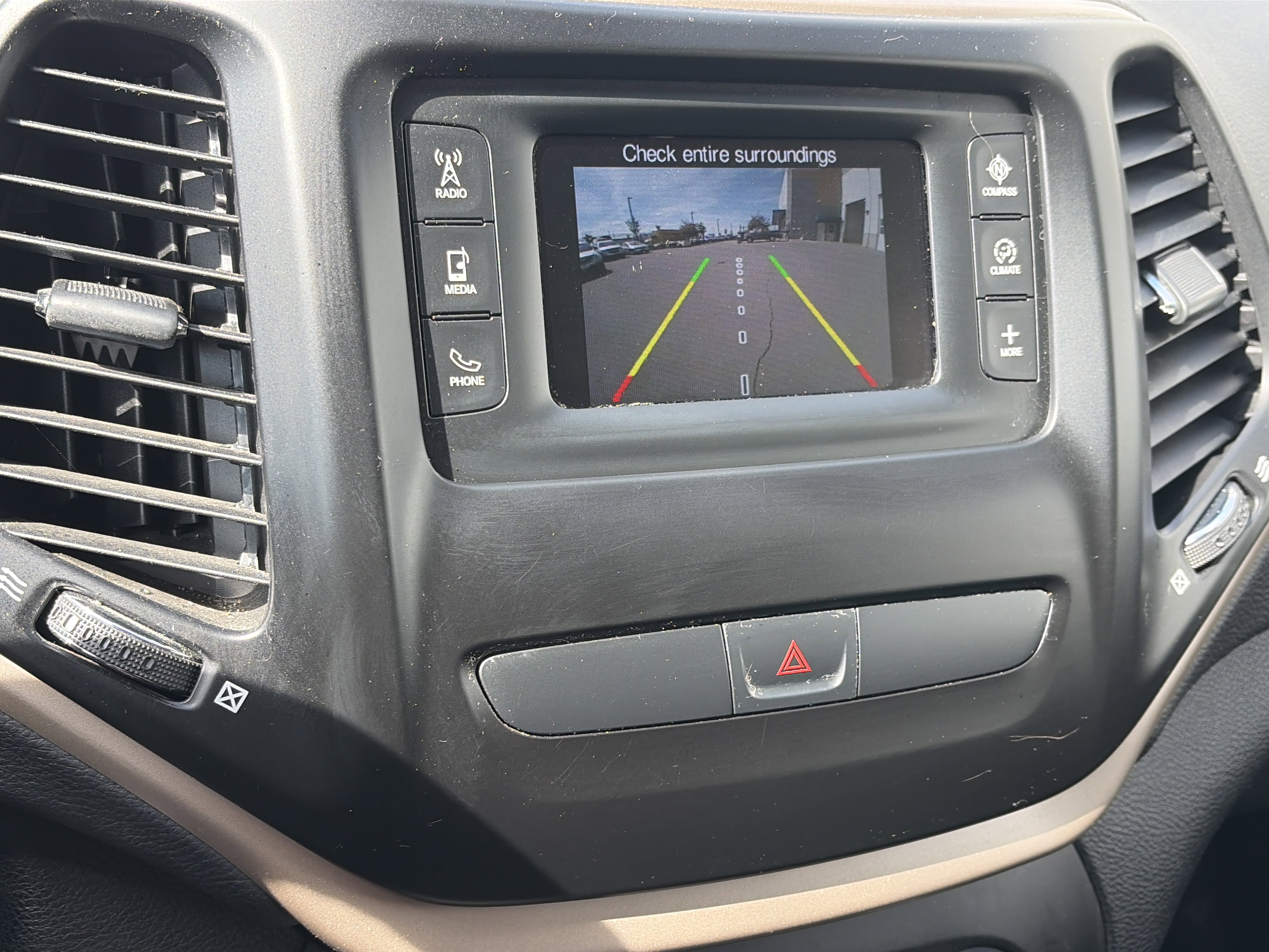 Used 2017 Jeep Cherokee Latitude AWD/4WD image 21