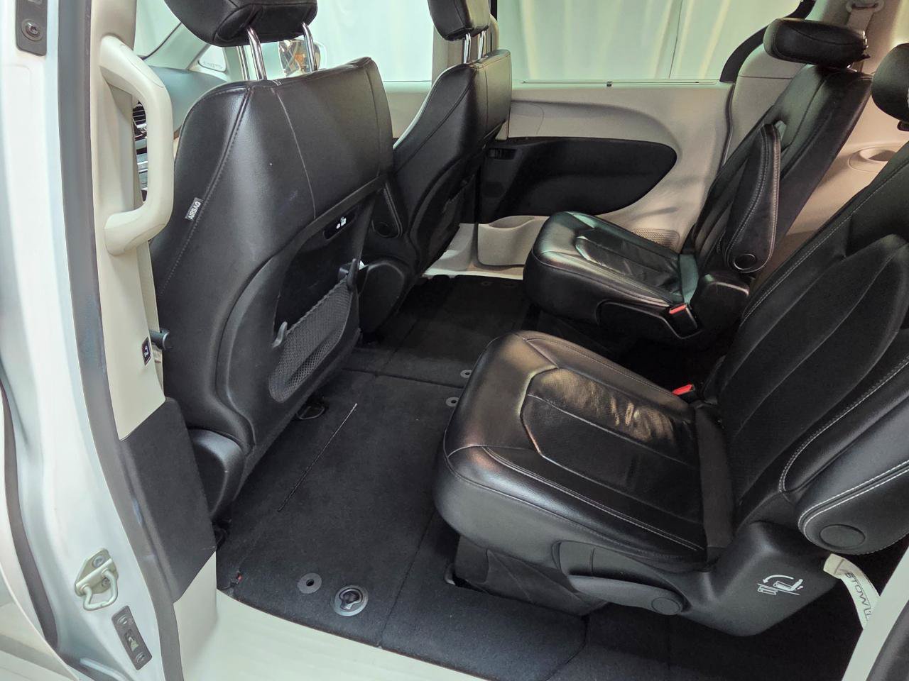 Used 2022 Chrysler Pacifica Touring-L FWD image 14