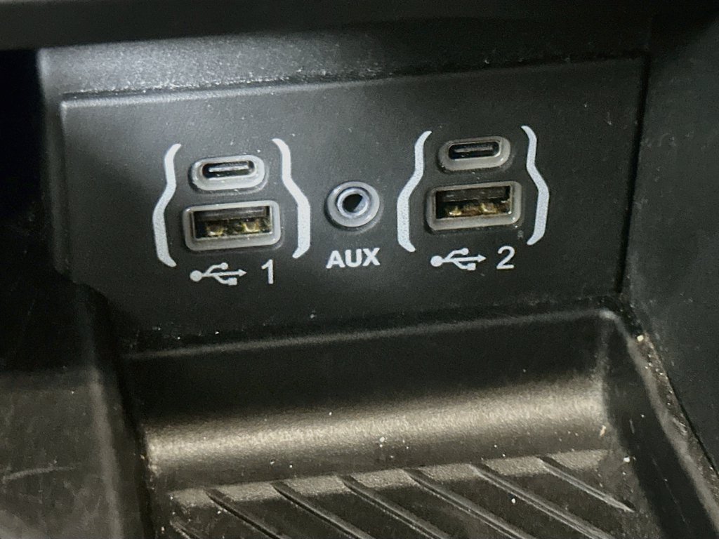 Used 2025 Chrysler Pacifica Limited FWD image 36
