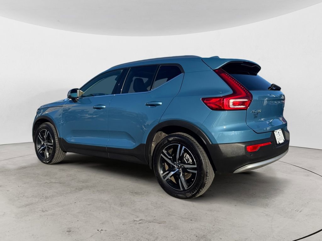 Certified 2025 Volvo XC40 B5 Core image 3