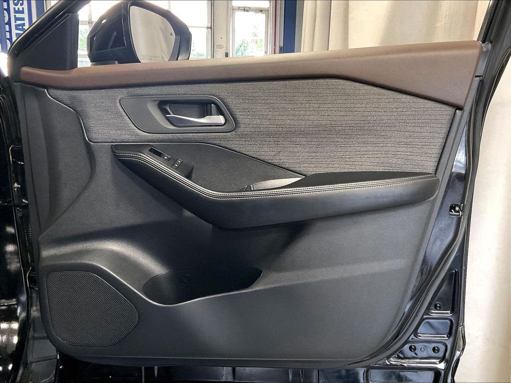 Used 2023 Nissan Rogue SV AWD/4WD image 12