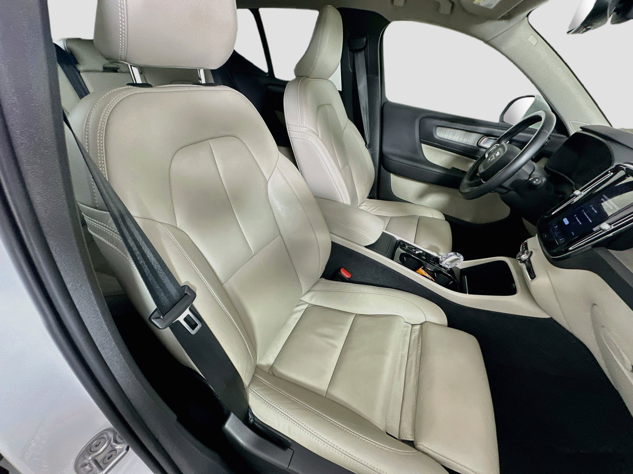 Used 2023 Volvo XC40 B4 Plus w/ Protection Package Premier FWD image 32