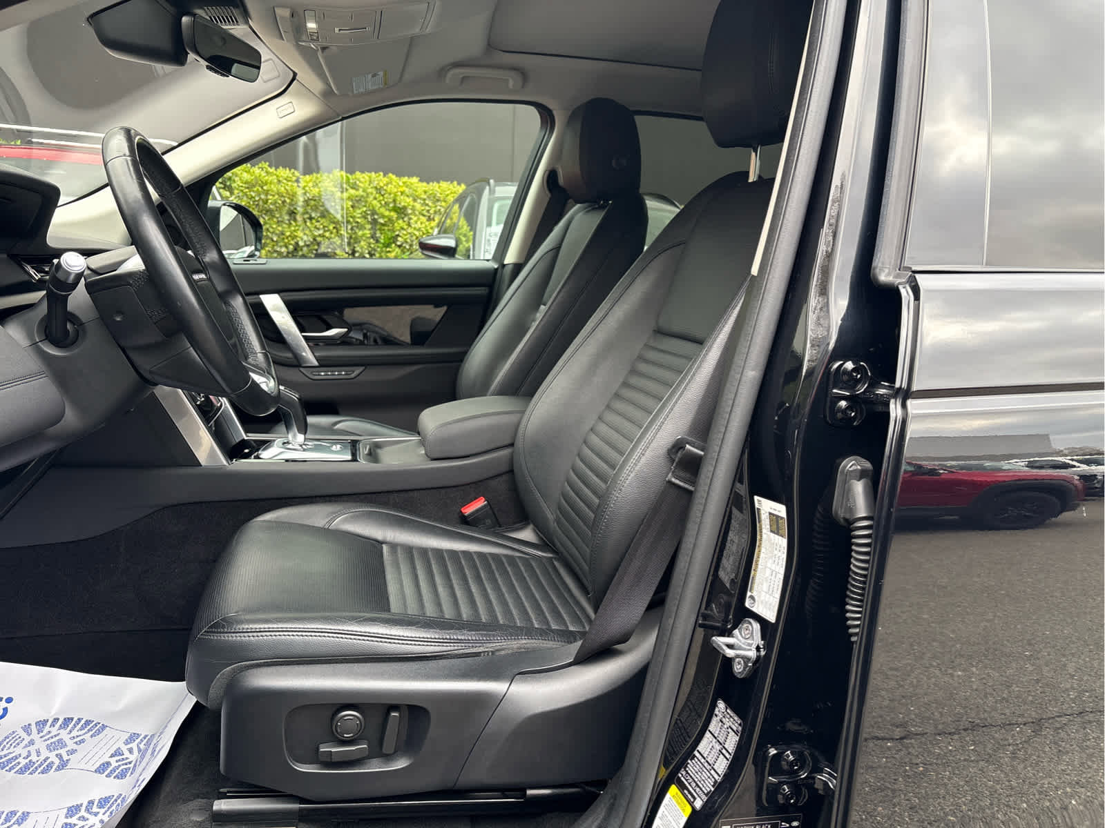 Used 2020 Land Rover Discovery Sport SE image 6